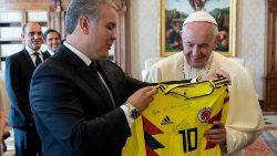 pope-francis-meets-colombian-president-ivan-d-1540212072923.jpg