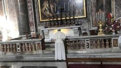 pope-francis-prays-on-st-john-paul-ii-s-tomb--1540216273306.jpg