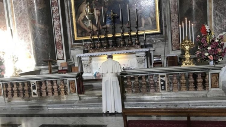 Pope Francis praying at the tomb of St.John Paul II on October 22, 2018. 