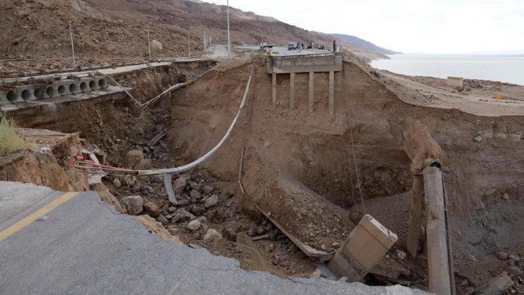 Strade distrutte dalle inondazioni in Giordania