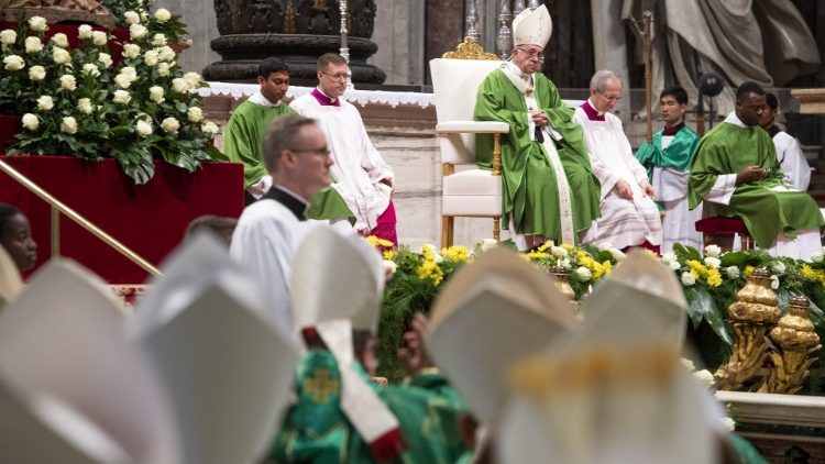 Svätý Otec pri záverečnej omši Biskupskej synody o mladých