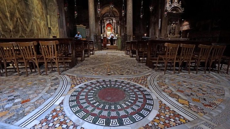 Il pavimento a mosaico della Basilica di san Marco allagato
