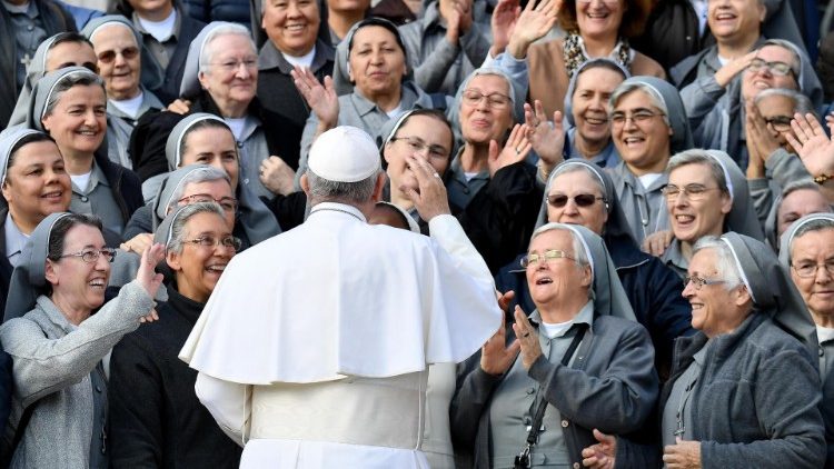 Påven möter nunnor