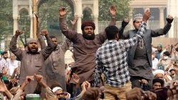 islamists-protest-after-pakistan-court-annull-1540983682216.jpg