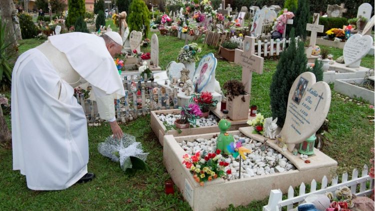 El Papa posa un homenaje florar a los niños en el Jardín de los Ángeles, en noviembre de 2018