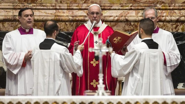 البابا محتفلا بالقداس على نية الكرادلة والأساقفة الذين رحلوا خلال هذا العام 