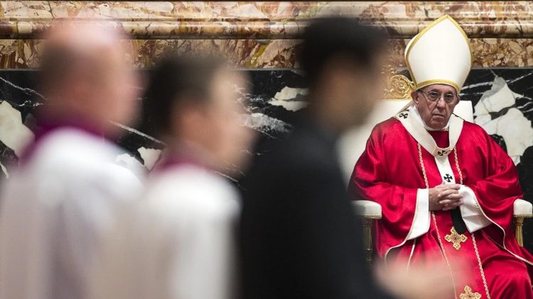Папа падчас св. Імшы за памерлых кардыналаў і біскупаў