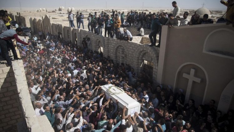 Na pohrebe koptských kresťanov sa zúčastnilo množstvo veriacich