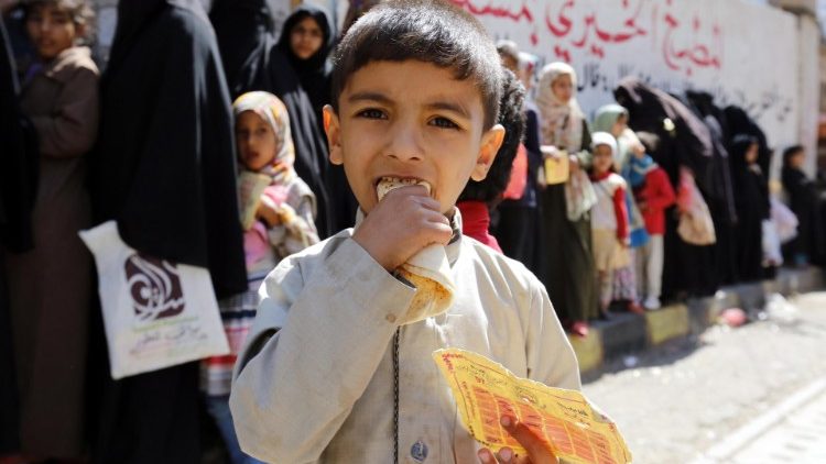 Criança iemenita recebe seu alimento diário