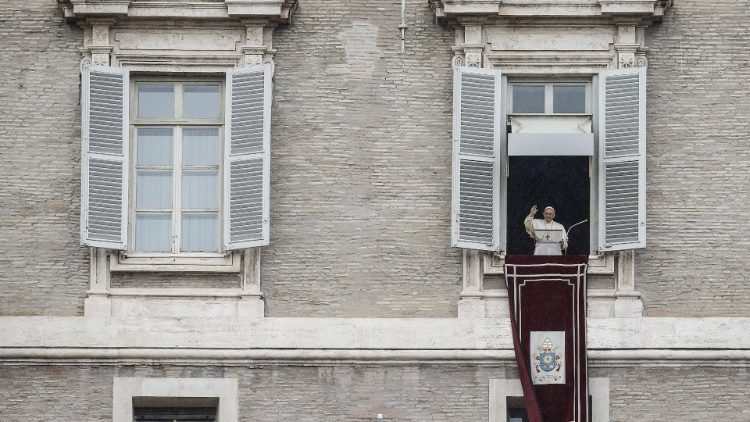 Papa Francisco da janela do apartamento pontifício saúda os fiéis na Praça São Pedro