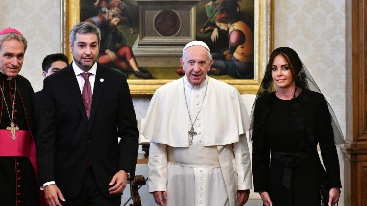 Papst Franziskus empfängt Präsident Mario Abdo Benitez und dessen Ehefrau Silvana Lopez Moreira 