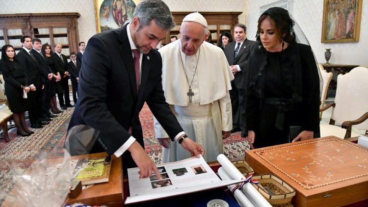 Papa Francisco com o presidente do Paraguai, Benítez, e sua consorte