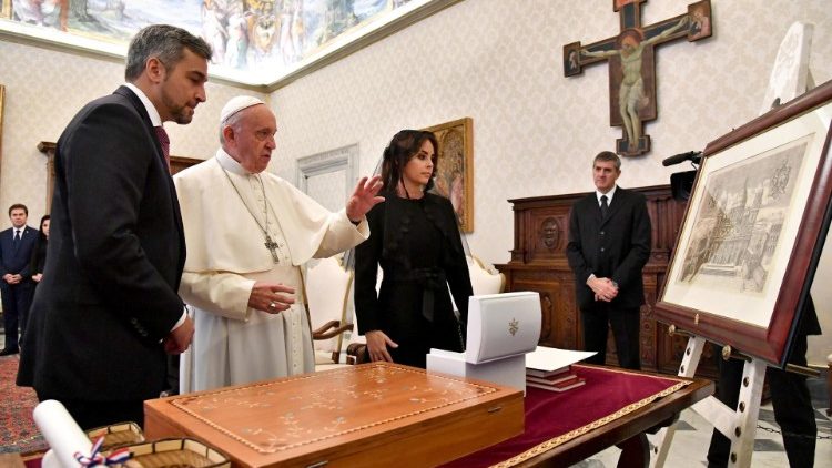 Papa Francesco con il Presidente del Paraguay Mario Abdo Benitez