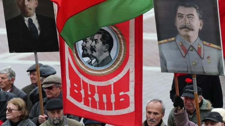 Weißrussische Kommunisten bei der 101-Jahrfeier der Russischen Revolution in Minsk am 7. November