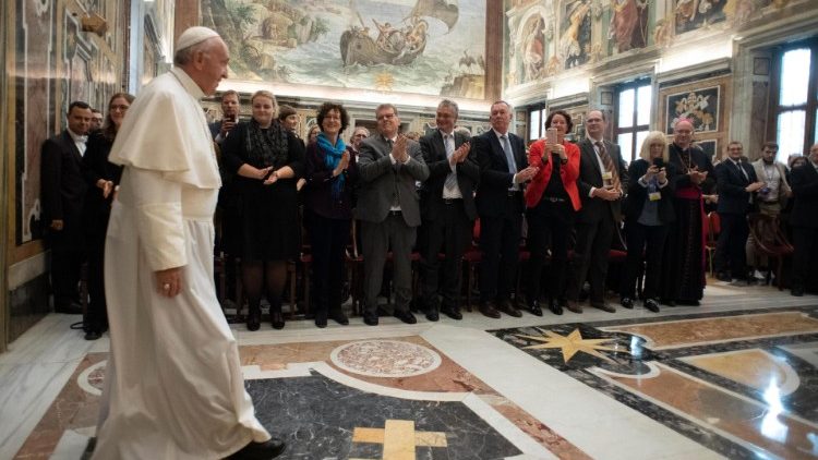  Papa Françesku takohet me gazetarët gjermanë