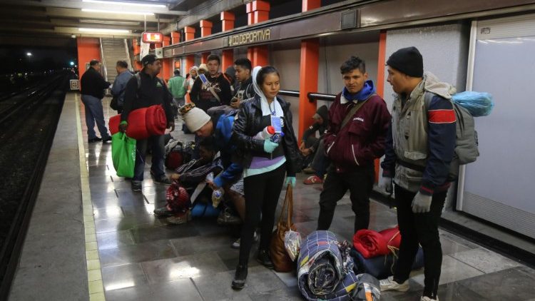 Migrants leave Mexico City on 10 November and resume their march to the US