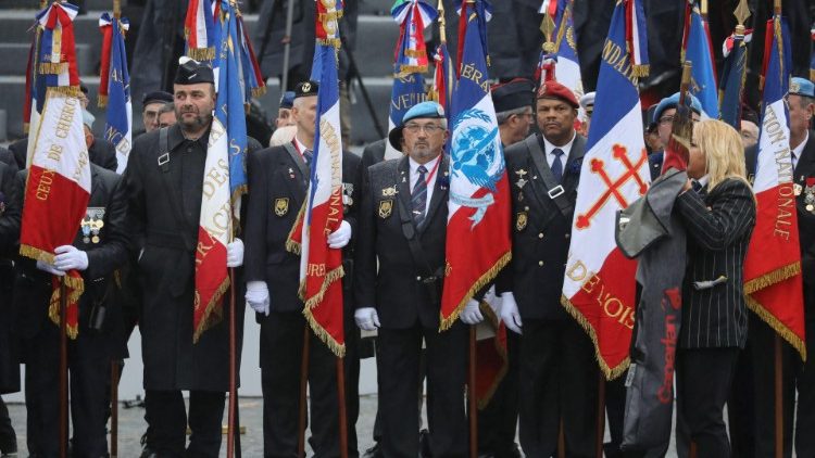 Des vétérans d'autres conflits participant à la cérémonie de commémoration de l'Armistice, le 11 novembre 2018 à l'Arc de Triomphe à Paris.