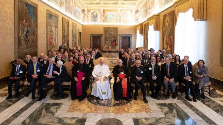 Záverečná fotografia z udiencie členov Pápežskej akadémie vied