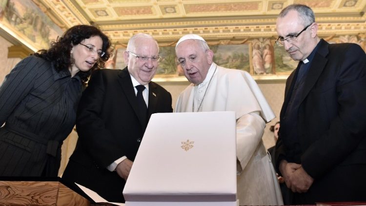 pope-francis-receives-israeli-president-reuve-1542282798520.jpg