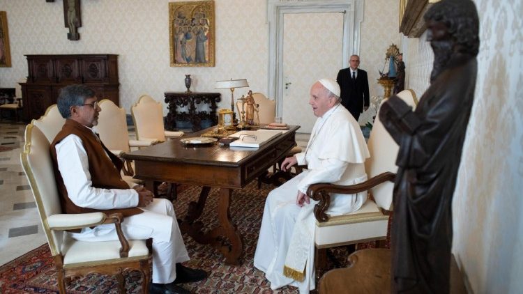 Papst Franziskus und Friedensnobelpreisträger Kailash Sathyarthi