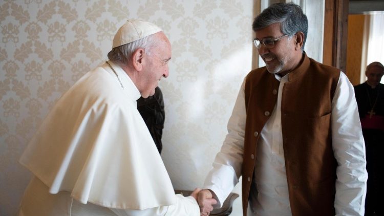  शांति के लिए नोवेल पुरस्कार विजेता भारत के कैलाश सत्यार्थी से मुलाकात करते संत पापा