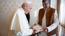 pope-francis-receives-indian-nobel-laureate-k-1542379096369.jpg