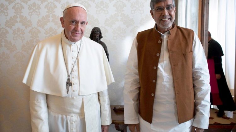 pope-francis-receives-indian-nobel-laureate-k-1542379098493.jpg
