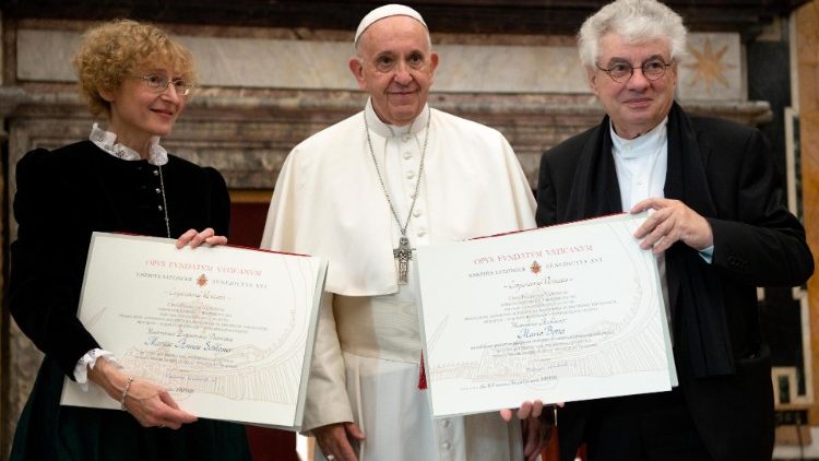 Påven delar ut Ratzingerpriset till professor Marianne Schlosser och arkitekten Mario Botta