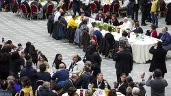 pope-francis-has-lunch-with-needy-people-1542542897320.jpg