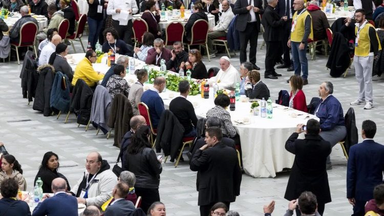 Franziskus speist mit den Gästen des Welttags der Armen 2018