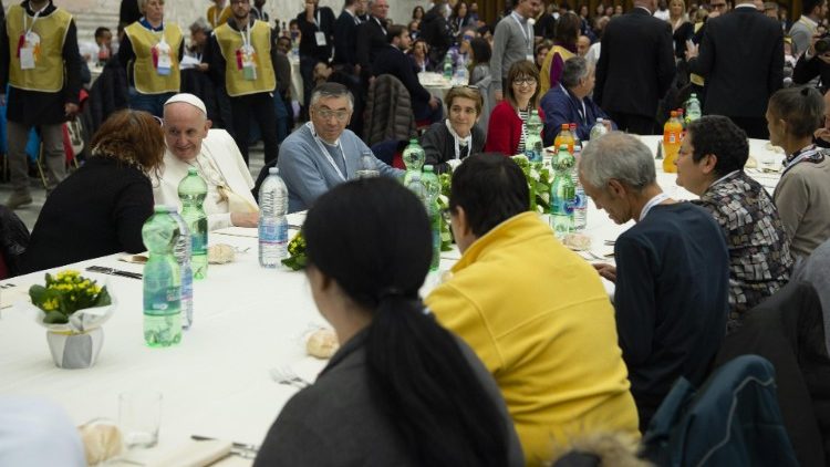 Папата Фрањо со лица во потреба