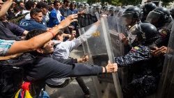 police-prevent-with-tear-gas-a-student-march--1542834124859.jpg