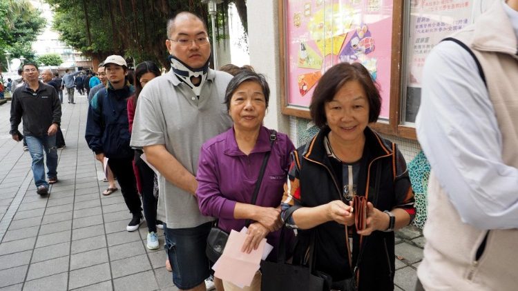 Obywatele Tajwanu w kolejce do głosowania
