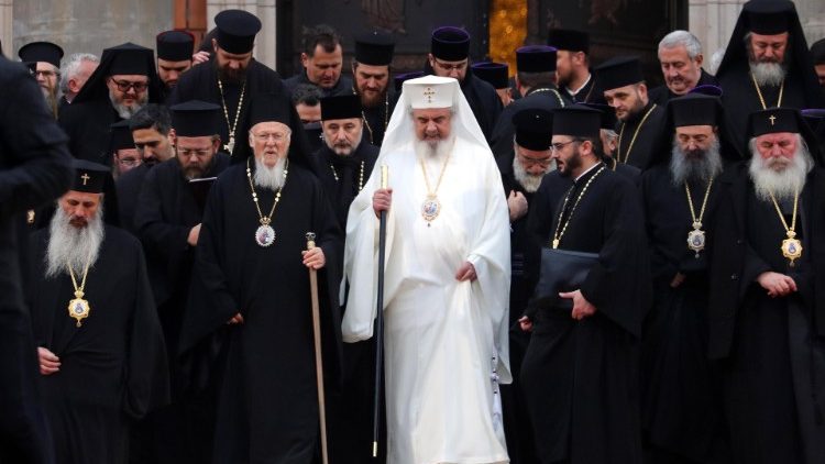 Румънският патриарх (в центъра) заедно с Вселенсксият патриарх за освещаването на новата катедрала в Букуращ