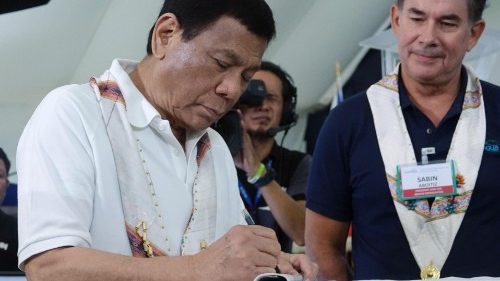 Philippinen: Bischof weist Dutertes Drogenvorwürfe zurück