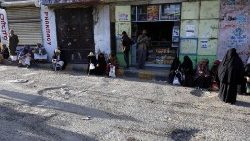 conflict-affected-yemenis-receive-free-bread--1543399434774.jpg