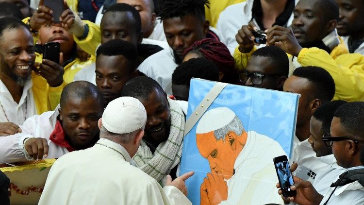 Franziskus bei einer Generalaudienz im Gespräch mit Migranten aus Afrika