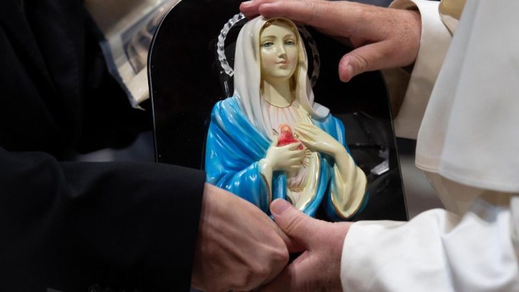 Papst Franziskus hält eine Marienstatue in Händen