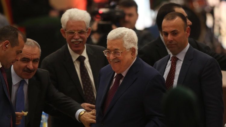 Mahmoud Abbas (Mitte)