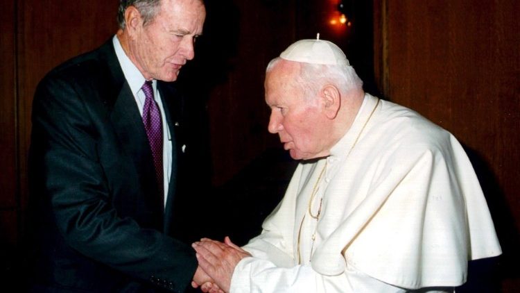 Zehn Jahre später: George Bush abermals in Audienz beim damaligen Papst Johannes Paul II. (2001)