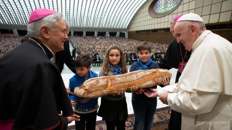 Ferenc pápának finom kenyeret hoztak a pugliai zarándokok
