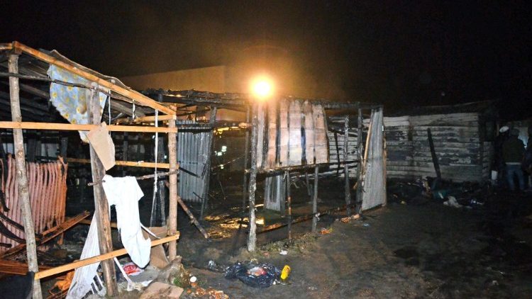 Migranti: incendio nella tendopoli di S.Ferdinando