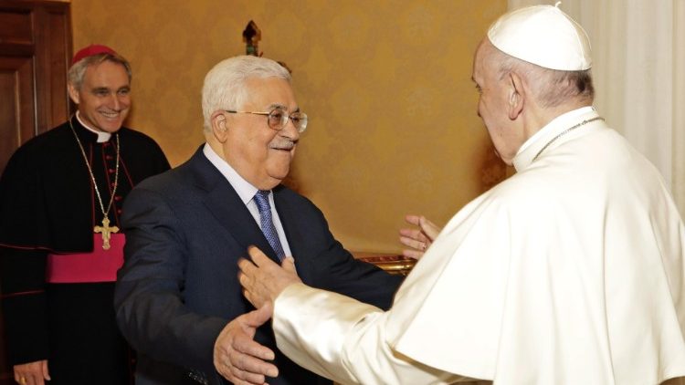 Papa Francisko akutana na kuzungumza na Rais Mahmoud Abbas wa Mamlaka ya Palestina.