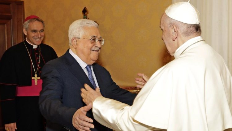 Le Pape François accueillant le président palestinien Mahmoud Abbas.