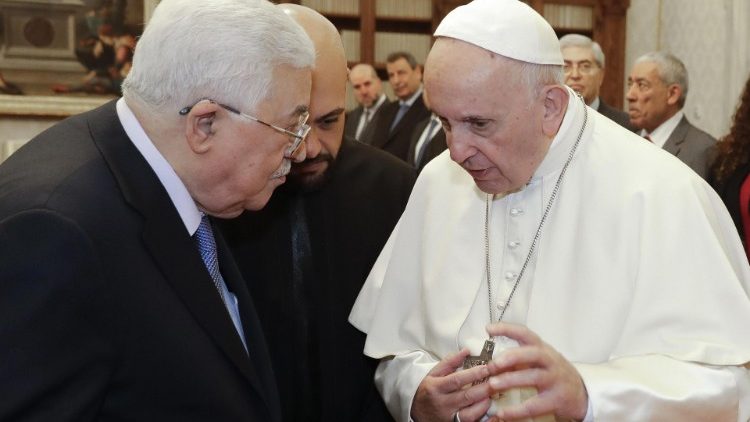 Papa Francisco durante encontro com o Presidente palestino Abu Mazen
