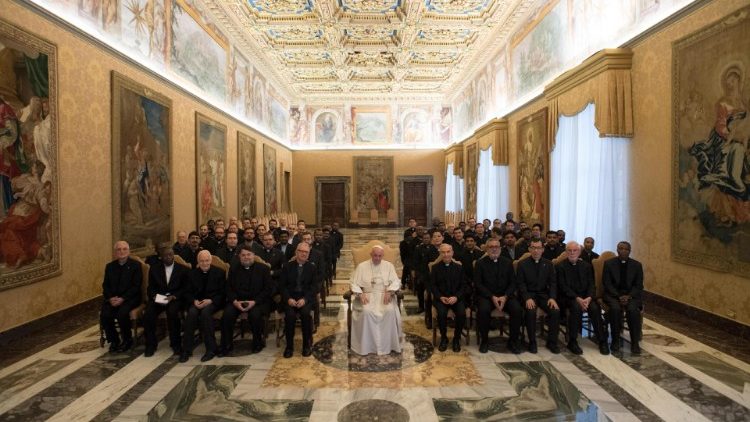  Papa takohet me jezuitët