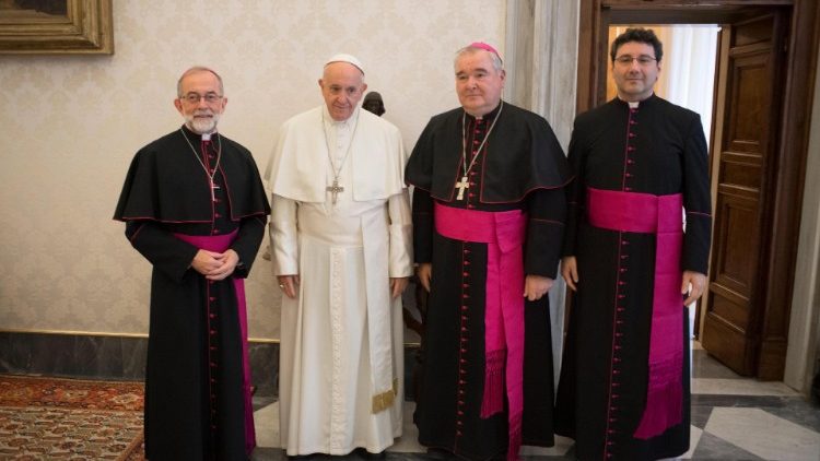 Mgr Lionel Gendron (à gauche), lors d'une rencontre avec le Pape François au Vatican, le 6 décembre 2018 