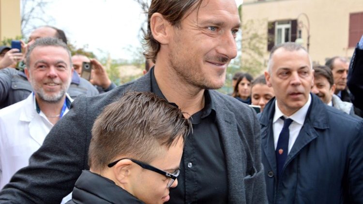 Francesco Totti a római Bambin Gesù Gyermekkórházban