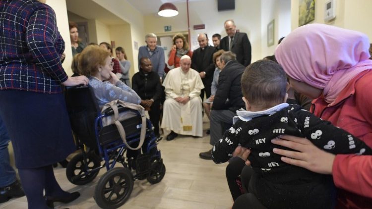 Le Pape en visite dans une institution d'accueil pour personnes malades, "Casa Amica", à Rome le 7 décembre 2018.