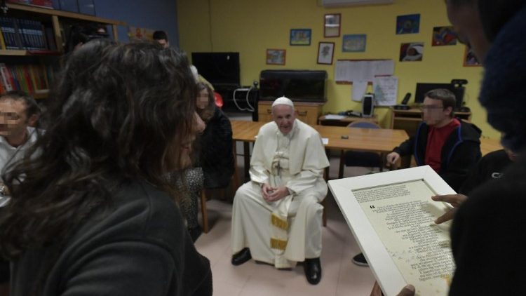 Papież w ośrodku terapeutycznym dla młodych z upośledzeniem umysłowym